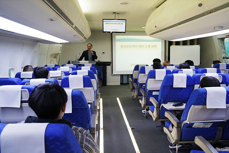서울호서 항공서비스계열 학생들을 대상으로 한 인천공항공사 보안 이운하 경비대장님의 특강
