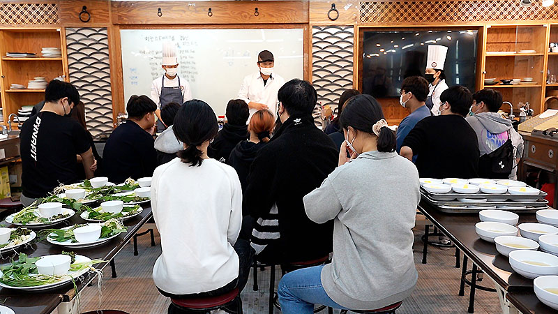 남성렬 셰프가 서울호서 호텔조리계열 4월 체험학교 진행을 학고 있다.