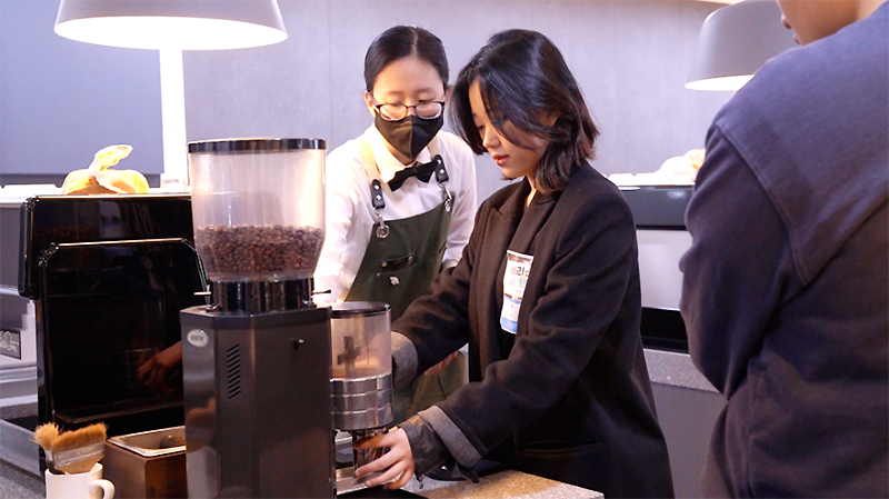 서울호서 호텔식음료서비스계열 바리스타와 바텐더 4월 체험학교에 참여한 학생이 원두 그라인딩 작업을 체험하고 있다. 