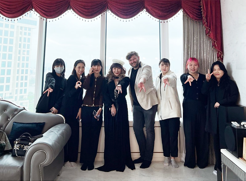 루이비통 패션쇼에 참가한 서울호서 뷰티아트계열 재학생들과 모델 단체 사진